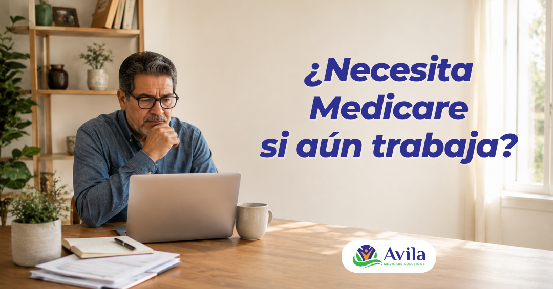 Hombre mayor trabajando en una laptop; texto en español: '¿Necesita Medicare si aún trabaja?' y logo de Avila.