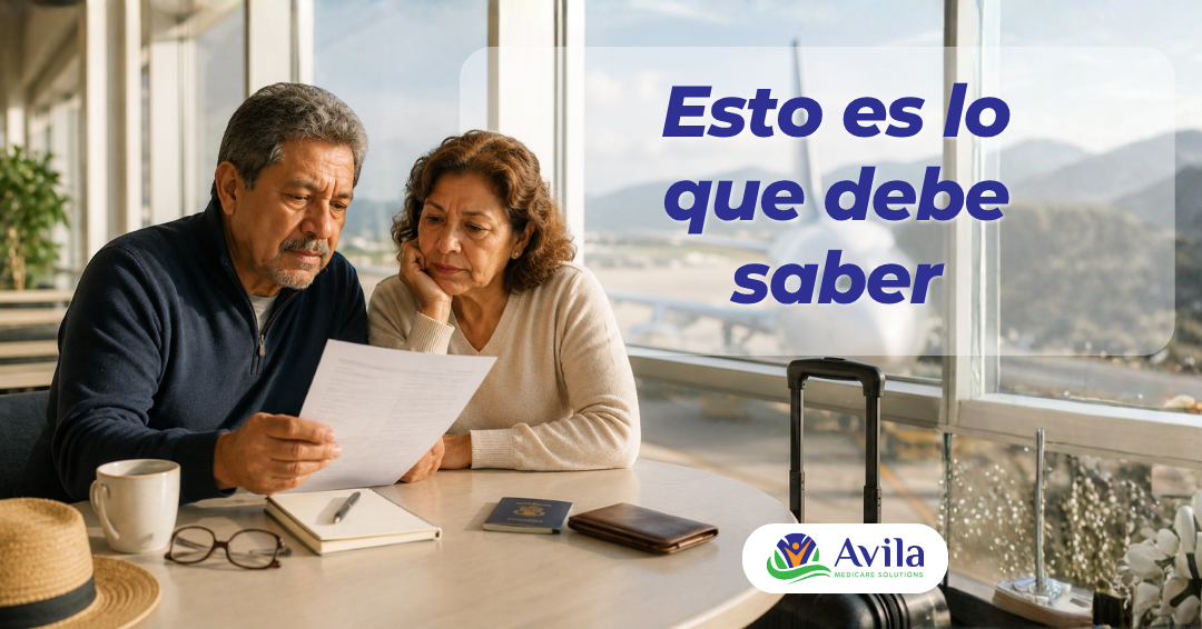 Couple at a cafe table reviewing a document, with a passport and notebook nearby, luggage by the window; Spanish headline reads 'Esto es lo que debe saber' and Avila Medical Solutions logo.